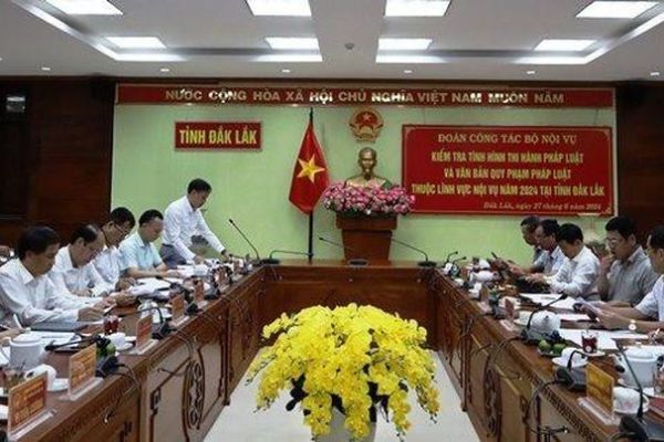 Bộ Nội vụ kiểm tra thi hành pháp luật và ban hành văn bản quy phạm pháp luật tại tỉnh Đắk Lắk
