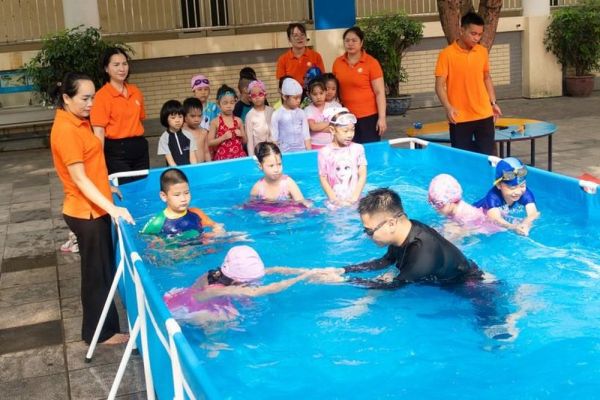 Học bơi, chơi đùa giúp trò tận hưởng mùa Hè vui khỏe ở Thủ đô