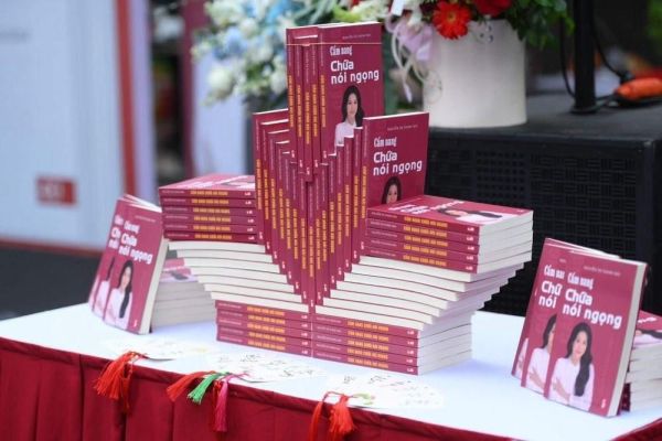 Hơn 400 khách tham dự tọa đàm ra mắt 2 cuốn sách của MC Thanh Mai