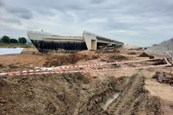 Sự cố lở đất khiến 2 người thương vong trên công trường cao tốc Bắc - Nam