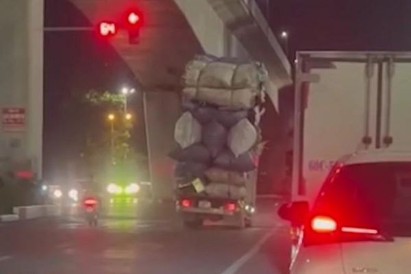 Xử phạt chủ xe tải chở phế liệu vượt đèn đỏ ở Hà Nội