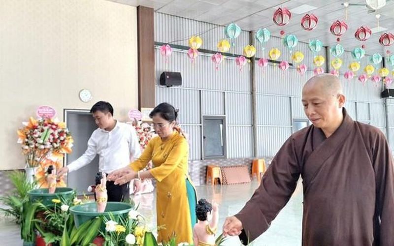 Chủ tịch Ủy ban MTTQVN tỉnh Nghệ An chúc mừng Phật đản đến chư Tăng Ni, Phật tử