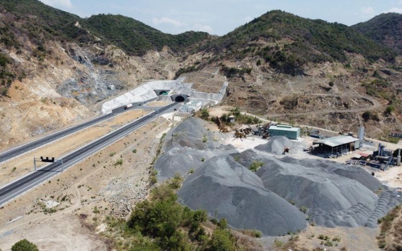 Việc khai thác đá gây ra bụi làm hạn chế tầm nhìn trên đường bộ cao tốc: Yêu cầu các mỏ đá có giải pháp xử lý