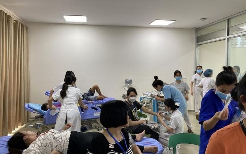 Vĩnh Phúc: hàng trăm công nhân nhập viện cấp cứu sau bữa ăn trưa